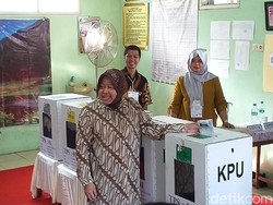 Nyoblos di TPS Dekat Rumah, Risma: Agak Ribet, Kertasnya Besar