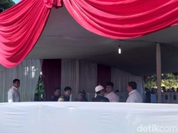 Berbaju Putih, Prabowo Tiba di TPS 41 Bojong Koneng Bogor