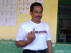 Begini Gaya Capres Fiktif Nurhadi Saat Nyoblos Pesaingnya Begini Gaya Capres Fiktif Nurhadi Saat Nyoblos Pesaingnya
