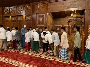 Awali Hari Pencoblosan, Prabowo Salat Subuh Berjamaah di Rumahnya Awali Hari Pencoblosan, Prabowo Salat Subuh Berjamaah di Rumahnya