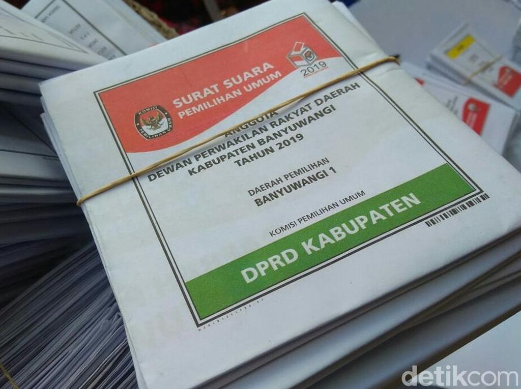 Warga di Makassar Temukan Surat Suara Cacat Saat Mencoblos Warga di Makassar Temukan Surat Suara Cacat Saat Mencoblos