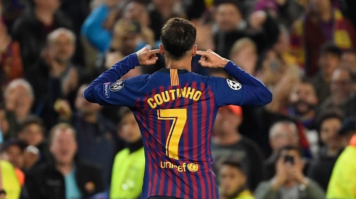 Philippe Coutinho merayakan selebrasi gol ke gawang Man United dengan menutup kedua telinganya. (Foto: Lluis Gene / AFP)
