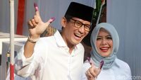 Gaya Salam Dua Jari Sandi dan Istri