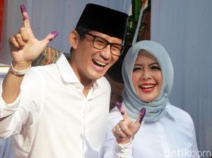 Gaya Salam Dua Jari Sandi dan Istri