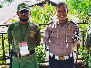 Imanuel Wanggai di Hari Pemilu: Jaga TPS Pakai Baju Satpam Imanuel Wanggai di Hari Pemilu: Jaga TPS Pakai Baju Satpam
