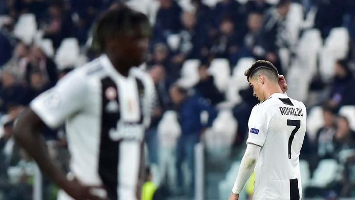 Juventus kandas di perempatfinal Liga Champions usai disingkirkan Ajax Amsterdam dengan agregat 2-3. Cristiano Ronaldo (7) terlihat murung. (Foto: Massimo Pinca/Reuters)