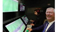 Ternyata di monitoring VAR ada sosok Alex Ferguson, pantas saja golnya dianulir. Foto: istimewa
