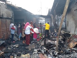 Masih Ada Titik Api di Tengah Sisa Kebakaran Pasar Lawang