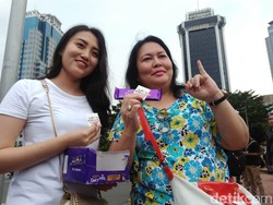 Bersyukur Pilpres Damai, Pendukung Jokowi Bagi-bagi Cokelat di Patung Kuda