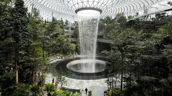 Keren! Ada Air Terjun Di Tengah Bandara Changi Singapura