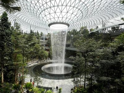Keren! Ada Air Terjun Di Tengah Bandara Changi Singapura