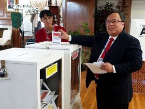 Momen Menteri Bappenas Nyoblos di Amerika