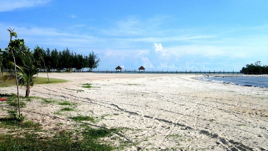 Foto: Pantai Cantik Malaysia yang Ternoda Turis BAB
