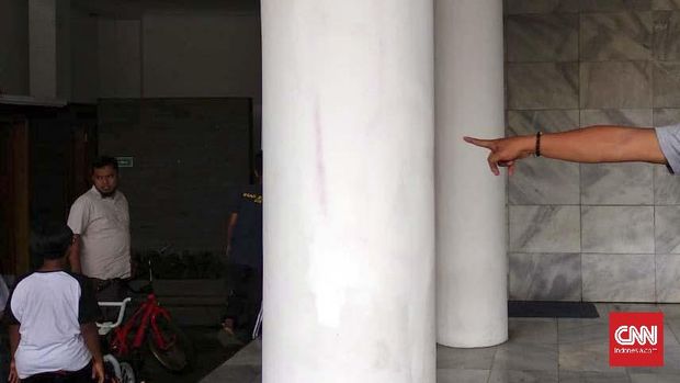 Pengurus masjid menunjukkan sisa-sisa coretan gambar kelamin di Masjid Hikmah. (CNN Indonesia/Shaskya Thalia)