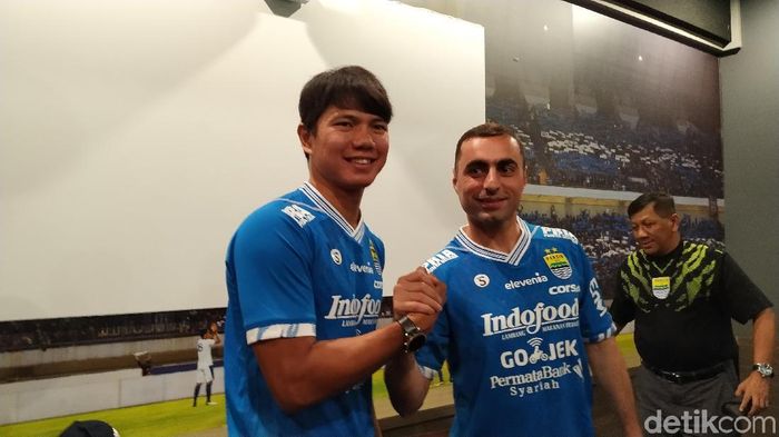 Artur Gevorkyan resmi berseragam Persib Bandung. (Mukhlis Dinillah/detikSport) Artur Gevorkyan resmi berseragam Persib Bandung. (Mukhlis Dinillah/detikSport)