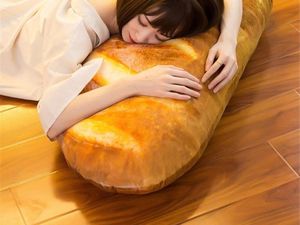 Bantal Besar Bentuk Roti Prancis Ini Bisa Bikin Kamu Auto Lapar!