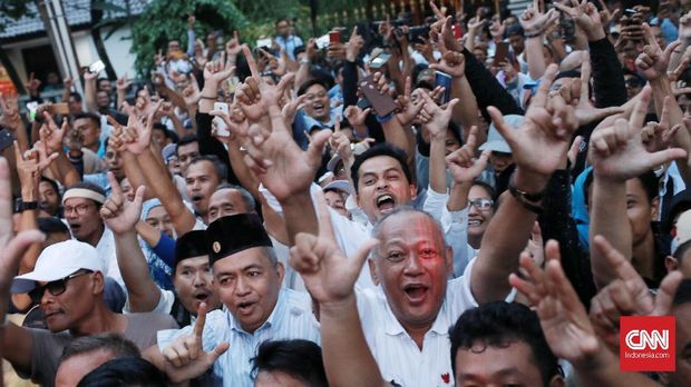 Para pendukung paslon nomor 02 merayakan klaim kemenangan di depan kediaman Prabowo, di Jl. Kartanegara, Jakarta, Kamis (18/4).