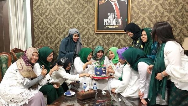 Momen Kuliner Cinta Penelope Bareng Keluarga hingga Eks Suami, Mustafa Debu
