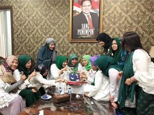 Momen Kuliner Cinta Penelope Bareng Keluarga hingga Eks Suami, Mustafa Debu