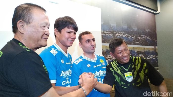 Persib Bandung merekrut Ahmad Jufrianto dan Artur Gevorkyan menjelang Liga 1 2019. (Mukhlis Dinillah/detikSport) Persib Bandung merekrut Ahmad Jufrianto dan Artur Gevorkyan menjelang Liga 1 2019. (Mukhlis Dinillah/detikSport)
