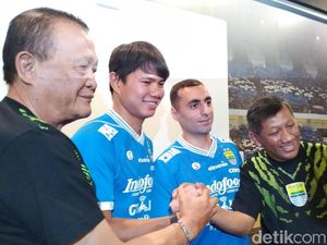 Persib Ikat Jupe dan Artur Goverkyan Persib Ikat Jupe dan Artur Goverkyan