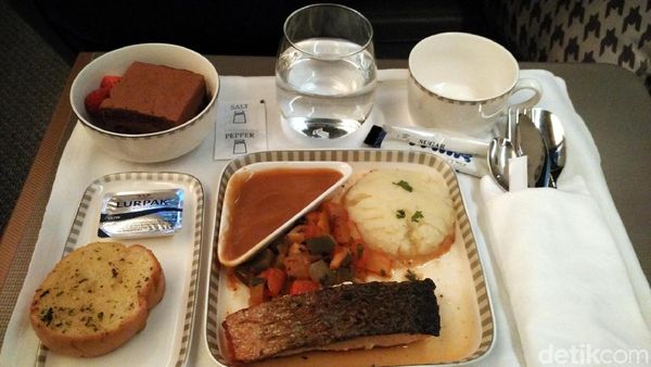 Menu-menu Lezat di Kelas Bisnis Pesawat Singapore Airlines