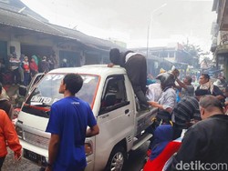 Pedagang Pasar Lawang Ratapi Stok Barang Lebaran yang Ludes Terbakar