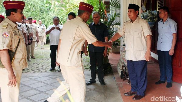 Purnawirawan dan Emak-emak Temui Prabowo