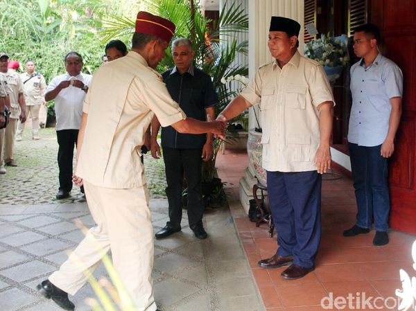 Purnawirawan dan Emak-emak Temui Prabowo