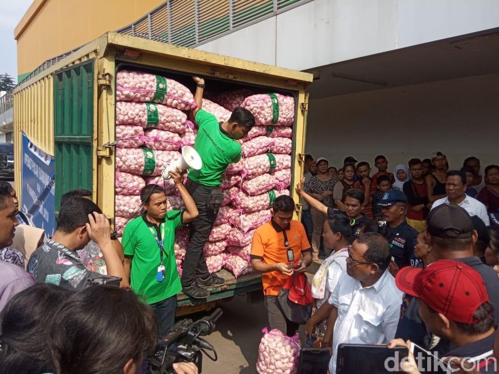 8 Ton Bawang Putih Digelontorkan untuk Operasi Pasar di Kramat Jati 8 Ton Bawang Putih Digelontorkan untuk Operasi Pasar di Kramat Jati