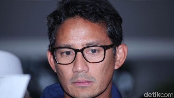 Potret Ekspresi Sandiaga Saat Dampingi Prabowo Deklarasi
