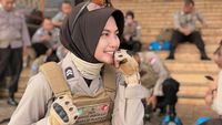 Cantiknya Polwan Berhijab Briptu Imah, Bikin Netizen Auto Ingin Dilindungi