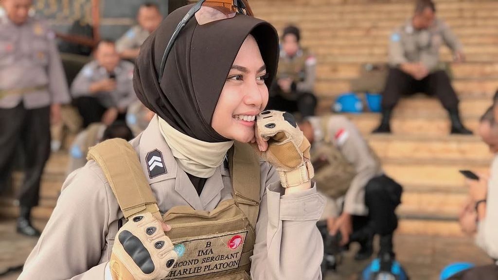 Cantiknya Polwan Berhijab Briptu Imah, Bikin Netizen Auto Ingin Dilindungi Cantiknya Polwan Berhijab Briptu Imah, Bikin Netizen Auto Ingin Dilindungi