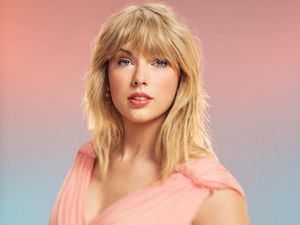 Wow! Taylor Swift Terciduk Cium Joe Alwyn di NME Awards 2020
