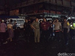 Dua Peleton Personel Gabungan Amankan Kebakaran Pasar Lawang