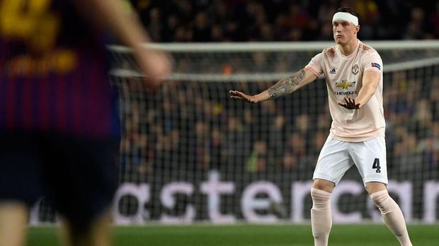 Manchester United's English defender Phil Jones gestures during the UEFA Champions League quarter-final second leg football match between Barcelona and Manchester United at the Camp Nou stadium in Barcelona on April 16, 2019. (Photo by LLUIS GENE / AFP)