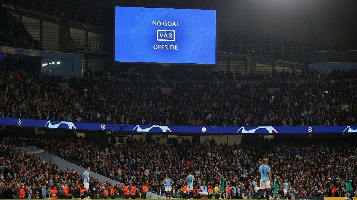 VAR saat membatalkan gol Manchester City ke gawang Tottenham Hotspur, yang membuat The Citizen tersingkir dari Liga Champions. (Foto: Andrew Yates/Reuters)