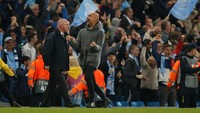 Di menit-menit akhir, Guardiola tampak amat senang saat Raheem Sterling mencetak hattricknya ke gawang Tottenham sehingga kedudukan menjadi 5-3. Skor itu sedianya sudah cukup meloloskan tuan rumah. Guardiola pun berlari merayakannya di pinggir lapangan. (Foto: Andrew Yates/Reuters)