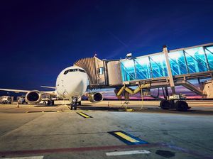 Naik dan Turun Pesawat, Mengapa Beda Ada Pakai Bus dan Garbarata?