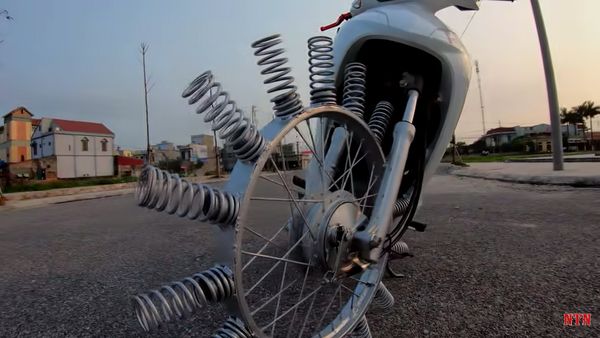 Modifikasi Konyol, Pelek Motor Tidak Gunakan Ban Karet Tapi Per