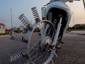 Modifikasi Konyol, Pelek Motor Tidak Gunakan Ban Karet Tapi Per