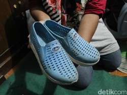 Ini Sepatu Nabila yang Membuat Kisah Bocah Pemulung Ini Viral