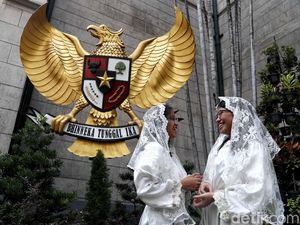 Umat Nasrani Jalani Kamis Putih di Gereja Katedral