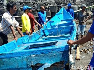 Kapal Pecah Dihantam Ombak, Nelayan Banyuwangi Ditemukan Tewas