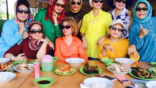 Mengintip Gaya Kulineran Seru Mertua Kahiyang Ayu