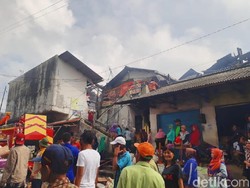 Pedagang Pasar Lawang Mengais Barang-barang Pascakebakaran