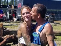 Pasangan Pengantin Aneh Jadi Sensasi, Menikah di Atas Truk dan Pakai Bikini