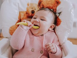 Gemasnya Sea, Bayi Cantik Sharena Delon yang Mulai Lahap Makan