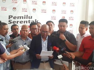 Pendukung Prabowo Laporkan Lembaga Survei soal QC Pilpres ke KPU Pendukung Prabowo Laporkan Lembaga Survei soal QC Pilpres ke KPU