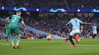 City menjamu Tottenham di Etihad Stadium, Kamis (18/4/2019) dini hari WIB. Harus membalikkan keadaan usai kalah 0-1 di leg pertama, City memulai dengan baik lewat gol cepat Raheem Sterling di menit keempat. Foto: Laurence Griffiths/Getty Images